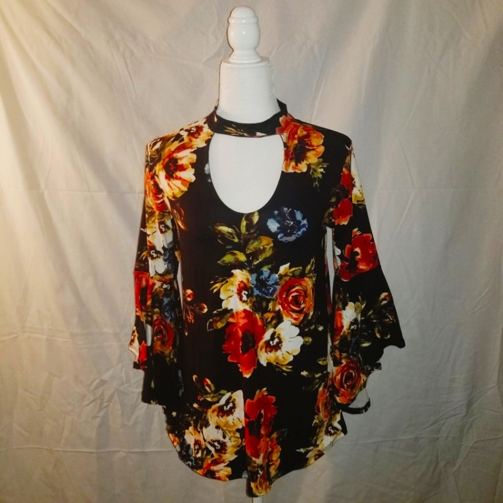 SWEET PEA 3/4 BELL SLEEVE FLORAL BLOUSE